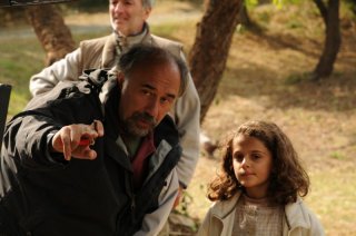 Il regista Giorgio Diritti con la piccola Greta Zuccheri Montanari sul set de L'uomo che verrà