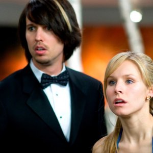 Jon Heder e Kristen Bell in una sequenza del film When in Rome