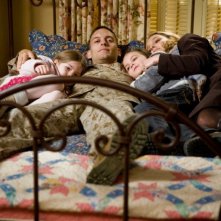 La famiglia Cahill (Taylor Geare, Tobey Maguire, Natalie Portman e Bailee Madison) in una sequenza di Brothers