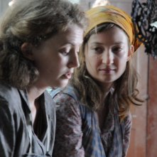 Laura Pizzirani e Alba Rohrwacher in un'immagine del film L'uomo che verrà