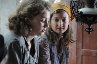Laura Pizzirani e Alba Rohrwacher in un'immagine del film L'uomo che verrà