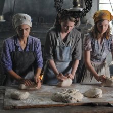 Laura Pizzirani, Maya Sansa e Alba Rohrwacher in un'immagine del film L'uomo che verrà