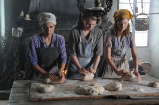 Laura Pizzirani, Maya Sansa e Alba Rohrwacher in un'immagine del film L'uomo che verrà