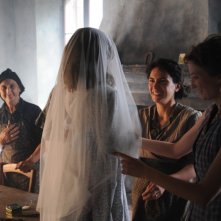 Maya Sansa e Alba Rohrwacher in un'immagine del film L'uomo che verrà