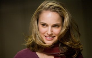 Un bel primo piano di Grace (Natalie Portman) per il film Brothers