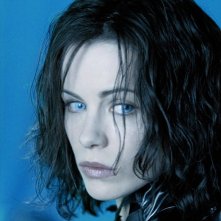 Un primo piano della bella vampira Selene (Kate Beckinsale) in una scena del film Underworld: Evolution