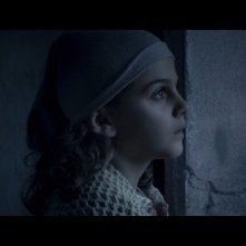 Un primo piano della piccola Greta Zuccheri Montanari dal film L'uomo che verrà