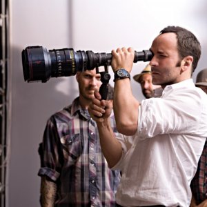 Il regista Tom Ford sul set di A Single Man
