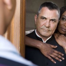 Jean-Marie Bigard e Thiam Aïssatou in una scena della commedia Il mi$$ionario