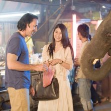 Nicolas Cage e Charlie Yeung in una scena del film Bangkok Dangerous