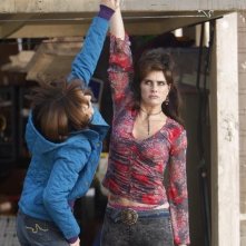 The Middle: Brooke Shields e Patricia Heaton in un momento dell'episodio The Neighbor