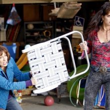 The Middle: Brooke Shields e Patricia Heaton in una scena dell'episodio The Neighbor