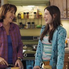The Middle: Eden Sher e Patricia Heaton in un momento dell'episodio The Jeans