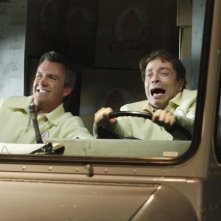 The Middle: Neil Flynn e Chris Kattan in una scena dell'episodio The Yelling