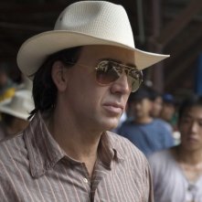 Un perplesso Nicolas Cage in una scena del film Bangkok Dangerous