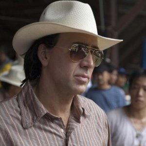 Un perplesso Nicolas Cage in una scena del film Bangkok Dangerous