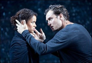 Gugu Mbatha-Raw e Jude Law in scena con Amleto.
