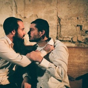 Una immagine del film Eyes Wide Open (Einaym Pkuhot)