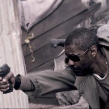 Denzel Washington combatte per la salvezza nel film Codice Genesi