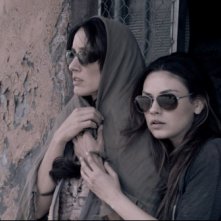 Jennifer Beals e Mila Kunis in una scena del film Codice Genesi