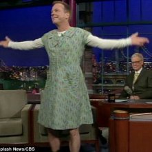 Kiefer Sutherland Saluta Il Pubblico Vestito Da Donna Al Letterman Show Nel 2010 143861