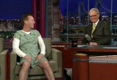 Kiefer Sutherland vestito da donna al Letterman Show, nel 2010