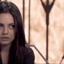 Mila Kunis e Jennifer Beals in una scena del film Codice Genesi