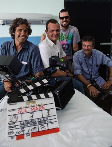 Il regista Alessandro D'Alatri con i produttori Paolo Calabresi Marconi, Alessio Gramazio e Bernardo Barilli sul set del suo film Sul mare