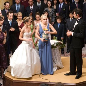 Joan (Alexis Dziena), Beth (Kristen Bell) e Umberto (Luca Calvani) al matrimonio nel film La Fontana dell'amore