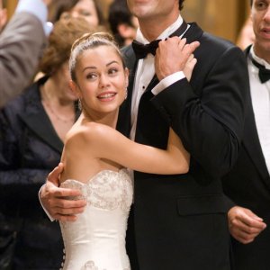 Joan (Alexis Dziena) e Umberto (Luca Calvani) al matrimonio nel film La Fontana dell'amore