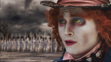 Johnny Depp in un'immagine suggestiva tratta dal film Alice in Wonderland, firmato da Tim Burton
