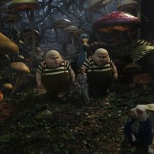 Matt Lucas, in versione doppia, e Mia Wasikowska in una sequenza di Alice in Wonderland, diretto da Tim Burton