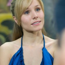 Un'espressione simpatica dell'attrice Kristen Bell in una sequenza di When in Rome