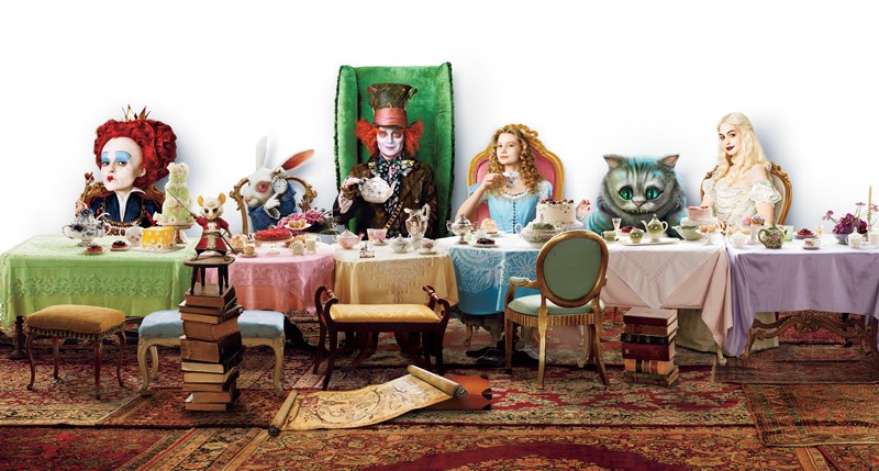 Una Immagine Promozionale Del Film Alice In Wonderland Con Helena Bonham Carter Johnny Depp E Anne Hathaway 143915