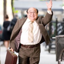 Una sequenza del film When in Rome con il sorridente Danny DeVito