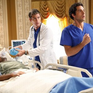 Armand Assante, Ryan McPartlin e Zachary Levi in una scena dell'episodio Chuck Vs. The Angel de la Muerte
