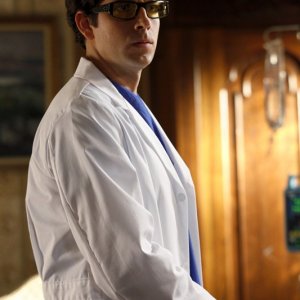 Chuck (Zachary Levi) diventa dottore nell'episodio Chuck Vs. The Angel de la Muerte