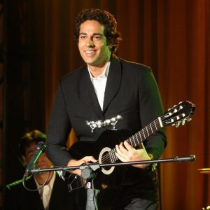 Chuck (Zachary Levi) si esibisce suonando la chitarra in una scena dell'episodio Chuck Vs the Pink Slip