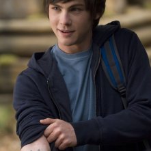 Percy (Logan Lerman) mostra il simbolo di Poseidone nel film Percy Jackson e gli dei dell'Olimpo: Il ladro di fulmini