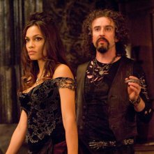 Persephone (Rosario Dawson) e Ade (Steve Coogan) in una scena del film Percy Jackson e gli dei dell'Olimpo: Il ladro di fulmini
