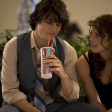 Ritchie Wheeler (Shiloh Fernandez) e Michelle Burkham (Ashley Greene) nel film Skateland