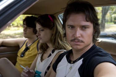 Shiloh Fernandez, Ashley Greene e Heath Freeman in auto in una scena del film Skateland