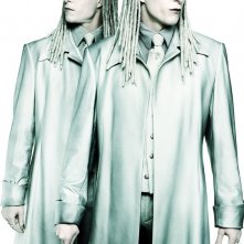 Un'immagine promozionale di Matrix Reloaded con i gemelli albini (Adrian e Neil Rayment)