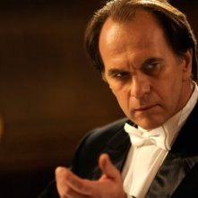 Aleksei Guskov in un primo piano tratto dal film Il concerto