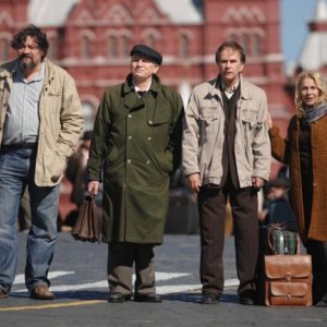 Dmitri Nazarov, Valeriy Barinov, Aleksei Guskov e Miou-Miou in una scena del film Il concerto