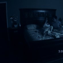 Katie Featherston e Micah Sloat in una scena del film Paranormal Activity