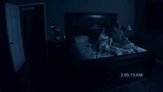 Katie Featherston e Micah Sloat in una scena del film Paranormal Activity