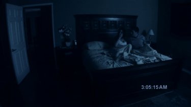 Katie Featherston e Micah Sloat in una scena del film Paranormal Activity