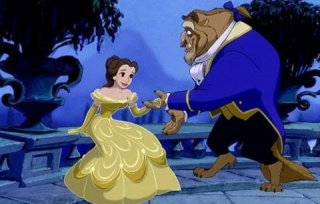 La Bestia e Belle in una romantica scena del film d'animazione La bella e la bestia, del 1991