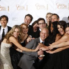 Ryan Murphy con il cast di Glee, miglior Comedy Series ai Golden Globes (2010)